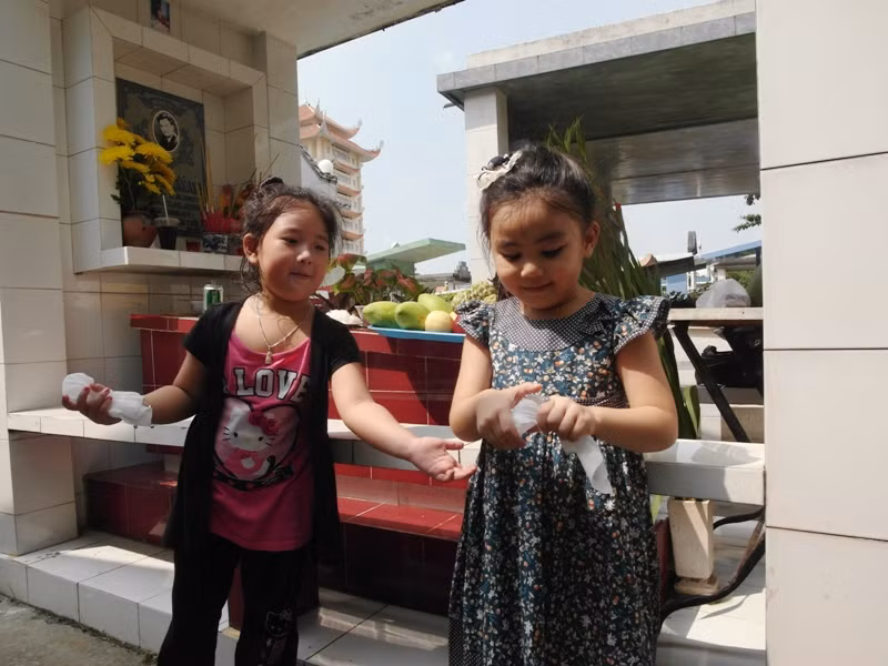 Sự vô tư, trong sáng của hai cô bé...