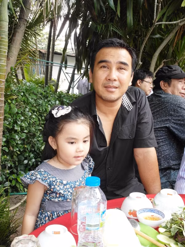 Con gái lớn Lọ Lem của MC Quyền Linh không giống cô em Hạt dẻ, chững chạc ngồi bên người bố nổi tiếng trong ngày giỗ của diễn viên Lê Công Tuấn Anh.