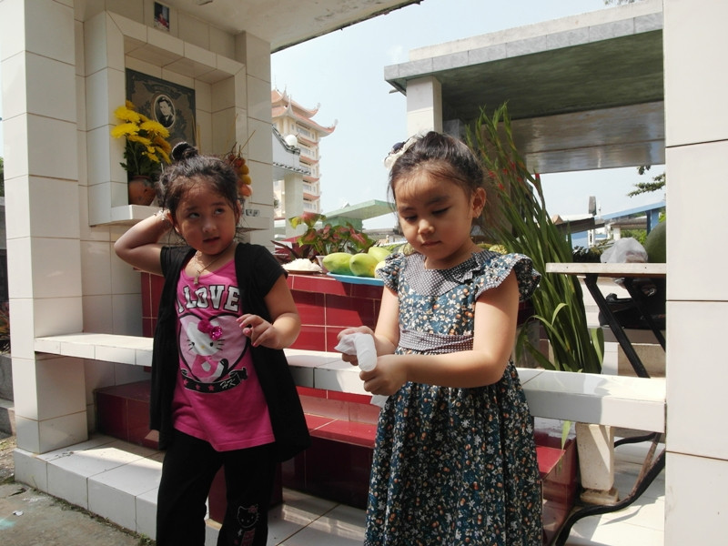 Hai cô bé chỉ biết rằng hôm nay là giỗ của "chú Lê Công"...