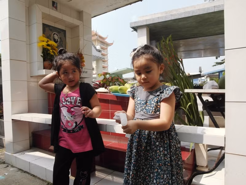Hai cô bé chỉ biết rằng hôm nay là giỗ của "chú Lê Công"...