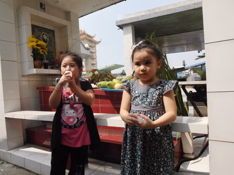 Hai bé còn quá nhỏ, không biết "chú Lê Công" là ai, nổi tiếng thế nào, chỉ biết chú là bạn của bố.