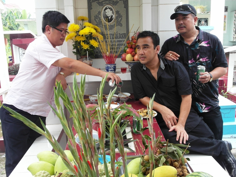 Phước Sang cầm bia rót cho bạn và nói: "Mày về uống với tụi tao chút bia nè...."
