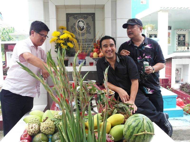 Ba diễn viên này mang đến cho Lê Công Tuấn Anh những món ăn mà lúc còn sống anh rất thích.