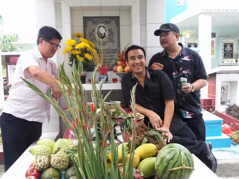 Ba diễn viên này mang đến cho Lê Công Tuấn Anh những món ăn mà lúc còn sống anh rất thích.