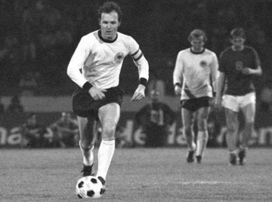 Tiền vệ huyền thoại Franz Beckenbauer (ĐT Tây Đức) - Vô địch EURO 1972, Á quân EURO 1976 Tiền vệ huyền thoại Franz Beckenbauer (ĐT Tây Đức) - Vô địch EURO 1972, Á quân EURO 1976
