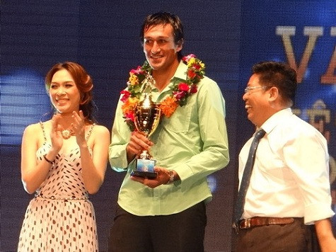 Tiền đạo Gaston Merlo giành giải "Cầu thủ ngoại xuất sắc nhất năm 2011". Ảnh: TNO Tiền đạo Gaston Merlo giành giải "Cầu thủ ngoại xuất sắc nhất năm 2011". Ảnh: TNO