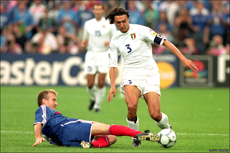 Hậu vệ Paulo Maldini (ĐT Italia) - Á quân EURO 2000, 3 lần dự các kỳ EURO 1988, 1996, 2000. Ba lần lọt vào đội hình xuất sắc nhất các kỳ EURO trên. Hậu vệ Paulo Maldini (ĐT Italia) - Á quân EURO 2000, 3 lần dự các kỳ EURO 1988, 1996, 2000. Ba lần lọt vào đội hình xuất sắc nhất các kỳ EURO trên.