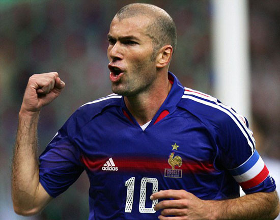 Tiền đạo Zinedine Zidane (ĐT Pháp) - Vô địch EURO năm 2000. Tiền đạo Zinedine Zidane (ĐT Pháp) - Vô địch EURO năm 2000.