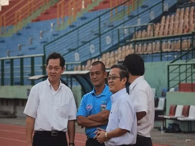 Ông Hồ Hồng Thạch (trái) và ông Nguyễn Minh Sơn trong buổi tập mới nhất của CLB B. Bình Dương.