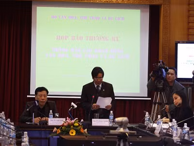 Ông Vũ Xuân Thành trả lời các câu hỏi của các cơ quan báo chí. Ảnh: Xuân Thanh