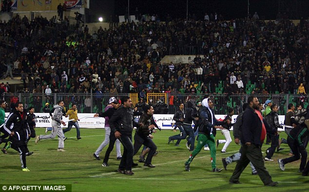 Sau khi Al-Masry đánh bại Al-Ahly với tỉ số 3-1, hàng trăm CĐV quá khích của CLB Al-Masry đã tràn xuống sân tấn công cầu thủ đối phương và các nhân viên an ninh. (13 thảm họa kinh hoàng nhất trong lịch sử bóng đá, hơn 1000 người chết)