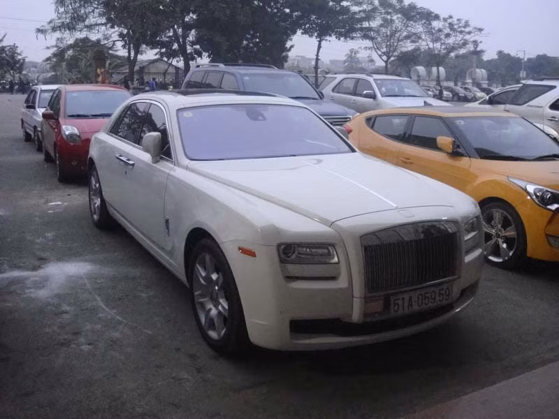 Giá của chiếc Roll-Royce Ghost màu trắng này cũng không hề rẻ, vào khoảng gần 1 triệu USD. Giá của chiếc Roll-Royce Ghost màu trắng này cũng không hề rẻ, vào khoảng gần 1 triệu USD.