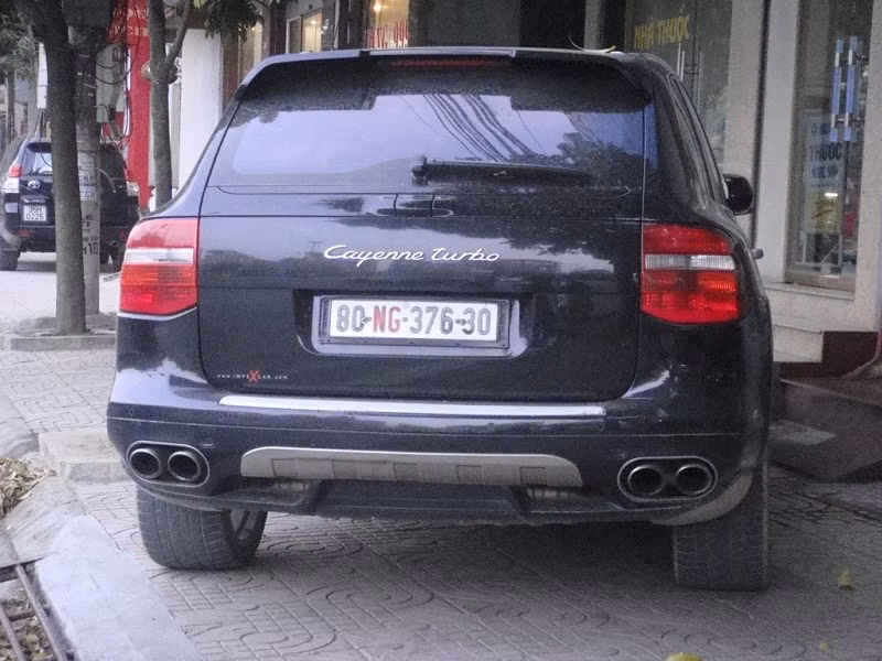 Chiếc Porsche Cayenne Turbo này trước đây thường xuyên được vợ ông Hoàng Mạnh Trường sử dụng trong mục đích công việc… Chiếc Porsche Cayenne Turbo này trước đây thường xuyên được vợ ông Hoàng Mạnh Trường sử dụng trong mục đích công việc…