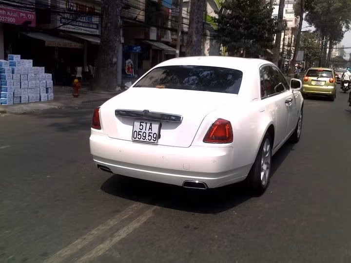 Đây chính là một trong 5 chiếc Roll-Royce đình đám nhất ở đất Ninh Bình. Đây chính là một trong 5 chiếc Roll-Royce đình đám nhất ở đất Ninh Bình.