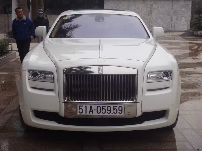 Đáng chú ý nhất trong dàn xe của bầu Trường phải kể đến chiếc Roll-Royce Ghost màu trắng mà hiện nay gia đình ông đang sử dụng. Đáng chú ý nhất trong dàn xe của bầu Trường phải kể đến chiếc Roll-Royce Ghost màu trắng mà hiện nay gia đình ông đang sử dụng.