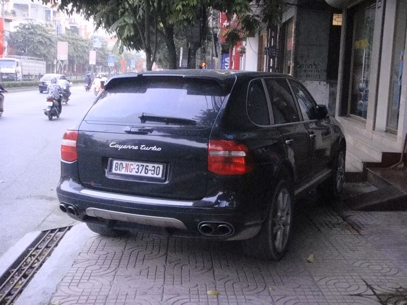 Một trong những chiếc xe siêu sang mà gia đình ông Trường từng sở hữu là chiếc Porsche Cayenne Turbo mang biển NG. Một trong những chiếc xe siêu sang mà gia đình ông Trường từng sở hữu là chiếc Porsche Cayenne Turbo mang biển NG.