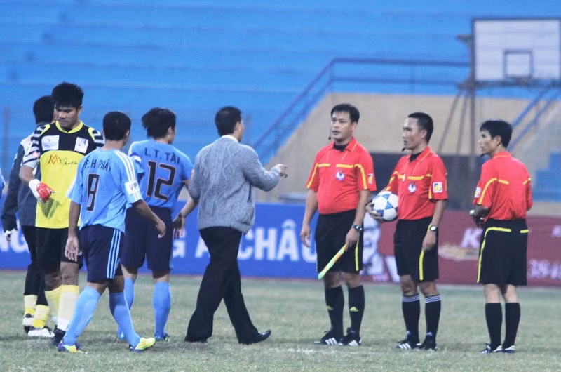 HLV Hoàng Anh Tuấn của K.KH phản ứng với trọng tài Bùi Quang Thông trong trận đấu với CLB BĐ Hà Nội HLV Hoàng Anh Tuấn của K.KH phản ứng với trọng tài Bùi Quang Thông trong trận đấu với CLB BĐ Hà Nội
