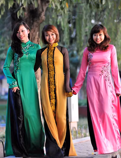 Tết Nhâm Thìn 2012 là lúc cả ba cô gái chia sẽ thành công của mình với gia đình và người thân Tết Nhâm Thìn 2012 là lúc cả ba cô gái chia sẽ thành công của mình với gia đình và người thân
