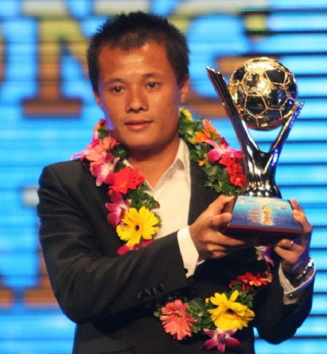 Tiền vệ Phạm Thành Lương giành giải QBV Việt Nam năm 2011. Ảnh: Infonet Tiền vệ Phạm Thành Lương giành giải QBV Việt Nam năm 2011. Ảnh: Infonet