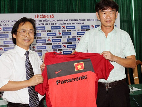 HLV trưởng ĐTQG Phan Thanh Hùng. Ảnh: VFF