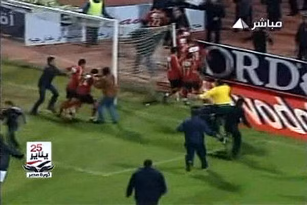 Cổ động viên tràn xuống sân cỏ đuổi theo các cầu thủ Al Ahli. Cổ động viên tràn xuống sân cỏ đuổi theo các cầu thủ Al Ahli.