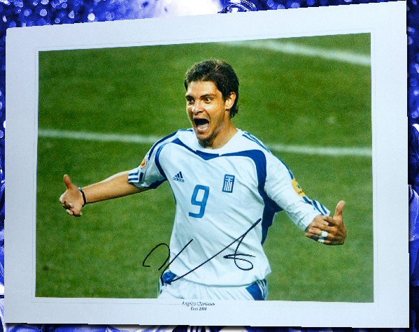 Tiền vệ Angelos Charisteas (ĐT Hy Lạp) - Vô địch EURO 2004. Anh là cầu thủ có đóng góp quan trọng nhất trong chiến tích lịch sử của ĐT Hy Lạp. Charisteas từng ghi bàn vào lưới ĐT Pháp ở Tứ kết và ĐT Bồ Đào Nha ở Chung kết EURO 2004 để đưa Hy Lạp đăng quang. Tiền vệ Angelos Charisteas (ĐT Hy Lạp) - Vô địch EURO 2004. Anh là cầu thủ có đóng góp quan trọng nhất trong chiến tích lịch sử của ĐT Hy Lạp. Charisteas từng ghi bàn vào lưới ĐT Pháp ở Tứ kết và ĐT Bồ Đào Nha ở Chung kết EURO 2004 để đưa Hy Lạp đăng quang.