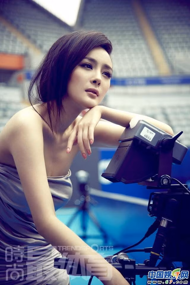 Dương Mịch hóa thân thành cô nàng quay phim gợi cảm.