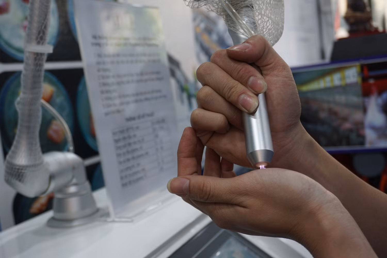 Niềm khát khao của Giáo sư Sỹ là Việt Nam được sở hữu công nghệ lõi, làm chủ công nghệ thay vì phải mua công nghệ từ nước ngoài với giá cả đắt đỏ. (Ảnh: Phạm Minh)
