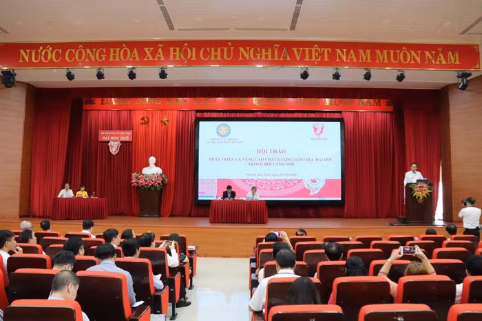 Hội thảo khoa học: “Phát triển và nâng cao chất lượng giáo dục đại học trong bối cảnh mới” được tổ chức tại Đại học Huế vào tháng 10/2022. Ảnh: Ngân Chi