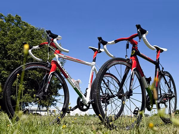 3. Colnago for Ferrari CF8 Giá: 16.675 USD Kết hợp với nhãn hiệu Colnago, hãng Ferrari đã khai sinh hai mẫu xe đạp phiên bản hữu hạn mới mang tên CF8. CF8 chỉ được lắp ráp đúng 200 chiếc. Đây là mẫu xe đạp được tích hợp nhiều công nghệ tiên tiến như hộp số điện tử Shimano Dura Ace Di2. Phần khung và tay lái được chế tạo thủ công bằng vật liệu sợi carbon vốn rất bền và rắn chắc. Đặc biệt, nó chỉ nặng có 6,9 kg.