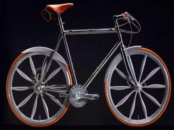 6. Spyker Aeroblade Giá: 12.500 euro Chiếc Aeroblade có sườn xe được làm từ titanium với 2 bánh xe bằng sợi carbon và căm xe có dạng cánh quạt máy bay. Trục sau của bánh xe có tới 14 bánh răng. Điều đặc biệt là chỉ có 50 chiếc Spyker Aeroblade được chế tạo và bán ra trên thế giới.