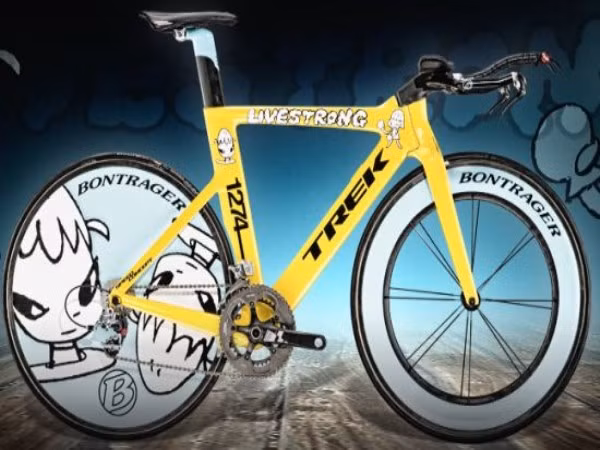 Yoshitomo Nara Thêm một chiếc xe đạp của Lance Armstrong được mang ra đấu giá. Chiếc xe này còn có cái trên khác là “Khái niệm tốc độ” được bán với giá 200.000 USD ở sàn đấu giá Sotheby. chiếc xe này làm bằng sợi carbon, nó còn do chính họa sĩ Nhật Yoshitomo Nara trang trí bằng những họa tiết hoạt hình rất ngộ nghĩnh.
