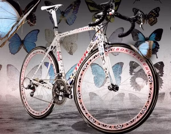 "Butterfly" Trek Madone Chiếc xe được thiết kế bởi nhà thiết kế nổi tiếng người Anh Damien Hirst và được huyền thoại Lance Armstrong sử dụng trong cuộc đua Tour de France (Vòng đua nước Pháp) năm 2009. Vài tháng sau khi giải đua kết thúc. chiếc xe được bán ở sàn đấu giá Sotheby với mức giá 500.000 USD. Đúng như tên gọi, chiếc xe được gắn hàng trăm cánh bướm thật bao phủ trên toàn bộ sườn xe làm bằng sợi carbon.