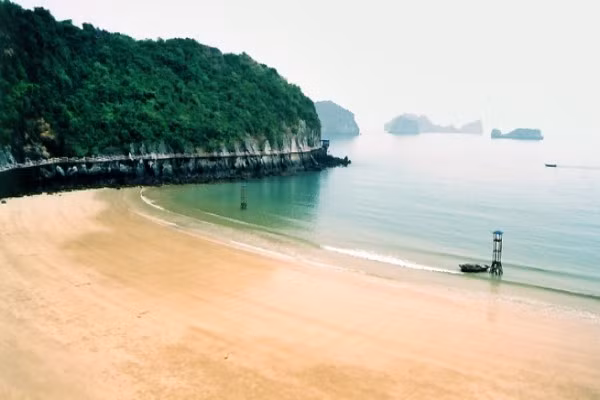 Cát Bà (Hải Phòng) Trên đảo chính Cát Bà có rừng nguyên sinh trên núi đá vôi là một nơi đang được đẩy mạnh phát triển du lịch sinh thái. Phía Đông Nam của đảo có vịnh Lan Hạ, phía Tây Nam có vịnh Cát Gia có một số bãi cát nhỏ nhưng sạch, sóng không lớn thuận tiện cho phát triển du lịch tắm biển, nghỉ dưỡng. Trên biển xuất hiện nhiều núi đá vôi đẹp tương tự vịnh Hạ Long và Bái Tử Long. Ở một số đảo nhỏ, cũng có nhiều bãi tắm đẹp. Tuy nhiên, giá ở Cát Bà khá “chát”, bạn nên tham khảo giá trước khi chọn nơi đây làm địa điểm du lịch cho ngày nghỉ lễ. Cát Bà (Hải Phòng) Trên đảo chính Cát Bà có rừng nguyên sinh trên núi đá vôi là một nơi đang được đẩy mạnh phát triển du lịch sinh thái. Phía Đông Nam của đảo có vịnh Lan Hạ, phía Tây Nam có vịnh Cát Gia có một số bãi cát nhỏ nhưng sạch, sóng không lớn thuận tiện cho phát triển du lịch tắm biển, nghỉ dưỡng. Trên biển xuất hiện nhiều núi đá vôi đẹp tương tự vịnh Hạ Long và Bái Tử Long. Ở một số đảo nhỏ, cũng có nhiều bãi tắm đẹp. Tuy nhiên, giá ở Cát Bà khá “chát”, bạn nên tham khảo giá trước khi chọn nơi đây làm địa điểm du lịch cho ngày nghỉ lễ.