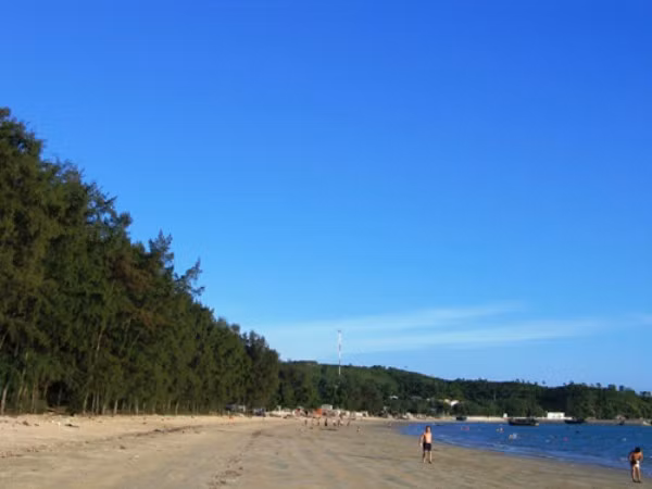 Bãi biển sóng lớn, cát trắng mịn, rộng và rất sạch sẽ với con đường phi lao tuyệt đẹp chạy dọc ven biển. Đây là điểm đi dạo ưa thích của người dân đảo Cô Tô và cũng là điểm ngắm bình minh đẹp nhất. Nếu đi vào cuối tuần, bạn có thể dành trọn một ngày để khám phá hòn đảo Cô Tô nhỏ còn rất hoang sơ và không một dấu chân người trong một chuyến đi do thanh niên trên đảo tổ chức. Bãi biển sóng lớn, cát trắng mịn, rộng và rất sạch sẽ với con đường phi lao tuyệt đẹp chạy dọc ven biển. Đây là điểm đi dạo ưa thích của người dân đảo Cô Tô và cũng là điểm ngắm bình minh đẹp nhất. Nếu đi vào cuối tuần, bạn có thể dành trọn một ngày để khám phá hòn đảo Cô Tô nhỏ còn rất hoang sơ và không một dấu chân người trong một chuyến đi do thanh niên trên đảo tổ chức.