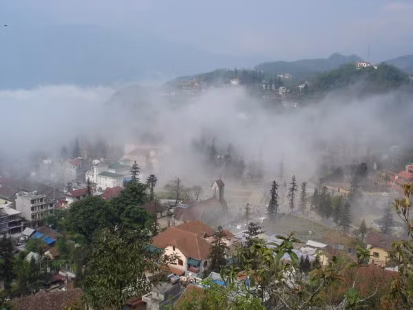 Sa Pa (Lào Cai) Khi đến Sapa, bạn không nên bỏ qua những địa danh nổi tiếng như: Hàm Rồng, cột truyền hình, Thác Bạc, Cổng Trời, bản Lao Chải – Tả Van, bãi đá cổ, Bản Hồ, tắm suối nóng, thác Lavie Homestay. Đến bản người Dao Tả Phìn chơi, bạn có thể thăm nhà và tìm hiểu cuộc sống, phong tục tập quán người dân. Ngoài ra, bạn có thể tham quan Hà Khẩu ở Tp.Lào Cai. Sa Pa (Lào Cai) Khi đến Sapa, bạn không nên bỏ qua những địa danh nổi tiếng như: Hàm Rồng, cột truyền hình, Thác Bạc, Cổng Trời, bản Lao Chải – Tả Van, bãi đá cổ, Bản Hồ, tắm suối nóng, thác Lavie Homestay. Đến bản người Dao Tả Phìn chơi, bạn có thể thăm nhà và tìm hiểu cuộc sống, phong tục tập quán người dân. Ngoài ra, bạn có thể tham quan Hà Khẩu ở Tp.Lào Cai.