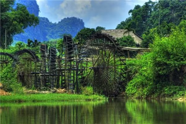 Lên Mai Châu, bạn có thể thấy được nét đẹp mộc mạc của Bản Lác, sự âm u, bí hiểm của Hang Triều hay những ngôi nhà sàn ẩn hiện trong sương trắng khiến bất cứ du khách nào lên đây lần đầu cũng phải sửng sốt. Và còn rất nhiều điều thú vị chờ sự khám phá của du khách ở vùng đất huyền bí này. Lên Mai Châu, bạn có thể thấy được nét đẹp mộc mạc của Bản Lác, sự âm u, bí hiểm của Hang Triều hay những ngôi nhà sàn ẩn hiện trong sương trắng khiến bất cứ du khách nào lên đây lần đầu cũng phải sửng sốt. Và còn rất nhiều điều thú vị chờ sự khám phá của du khách ở vùng đất huyền bí này.