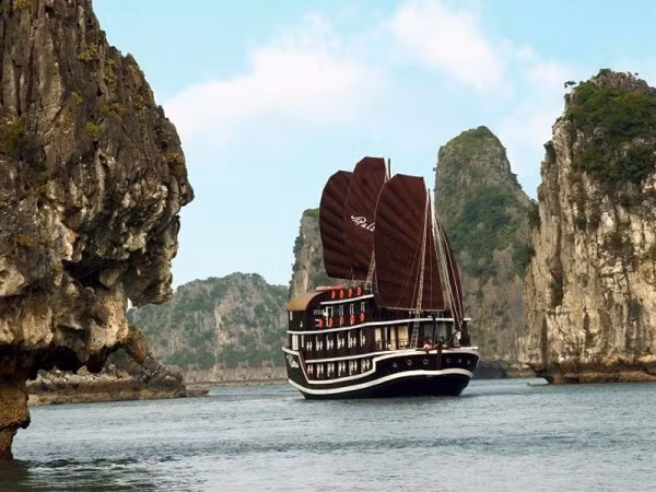 Vịnh Hạ Long (Quảng Ninh) Vịnh Hạ Long luôn được chọn là nơi du lịch lý tưởng cho ngày 30/4 và 1/5. Năm nay, du khách sẽ chứng kiến nhiều đổi thay khi thăm quan Vịnh Hạ Long. Màu sắc của đội tàu du lịch đã được sơn trắng đồng bộ, chất lượng các dịch vụ du lịch được nâng cao. (Ảnh: Tiền Phong Online) Vịnh Hạ Long (Quảng Ninh) Vịnh Hạ Long luôn được chọn là nơi du lịch lý tưởng cho ngày 30/4 và 1/5. Năm nay, du khách sẽ chứng kiến nhiều đổi thay khi thăm quan Vịnh Hạ Long. Màu sắc của đội tàu du lịch đã được sơn trắng đồng bộ, chất lượng các dịch vụ du lịch được nâng cao. (Ảnh: Tiền Phong Online)