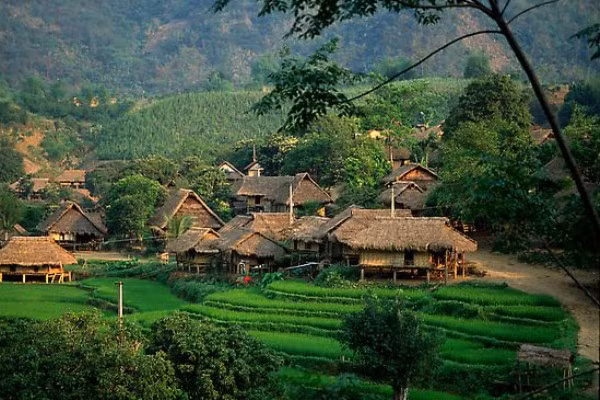 Mai Châu (Hòa Bình) Mai Châu hiện nay vẫn giữ được những nét đẹp nguyên sơ, bí ẩn. Những cô gái Thái xin đẹp ngồi dệt vải, những thung lũng xanh tươi, nếp nhà sàn xinh xắn ẩn hiện trong làn sương mờ ảo như muốn níu chân bất cứ ai đã một lần đến nơi đây. Mai Châu (Hòa Bình) Mai Châu hiện nay vẫn giữ được những nét đẹp nguyên sơ, bí ẩn. Những cô gái Thái xin đẹp ngồi dệt vải, những thung lũng xanh tươi, nếp nhà sàn xinh xắn ẩn hiện trong làn sương mờ ảo như muốn níu chân bất cứ ai đã một lần đến nơi đây.