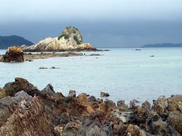 Đảo Cô Tô (Quảng Ninh) Cô Tô là một quần đảo còn hoang sơ, nằm trong vịnh Bắc Bộ bao gồm các đảo Cô Tô lớn, đảo Cô Tô nhỏ, đảo Thanh Lâm, đảo Trần và vô số hòn đảo nhỏ khác… Ngoài tắm biển, du khách còn có thể thăm quan rừng tự nhiên, hải đăng, khu tưởng niệm và tượng Hồ Chí Minh, cầu cảng, làng đánh cá, các vịnh biển, bãi đá tự nhiên… Đảo Cô Tô (Quảng Ninh) Cô Tô là một quần đảo còn hoang sơ, nằm trong vịnh Bắc Bộ bao gồm các đảo Cô Tô lớn, đảo Cô Tô nhỏ, đảo Thanh Lâm, đảo Trần và vô số hòn đảo nhỏ khác… Ngoài tắm biển, du khách còn có thể thăm quan rừng tự nhiên, hải đăng, khu tưởng niệm và tượng Hồ Chí Minh, cầu cảng, làng đánh cá, các vịnh biển, bãi đá tự nhiên…