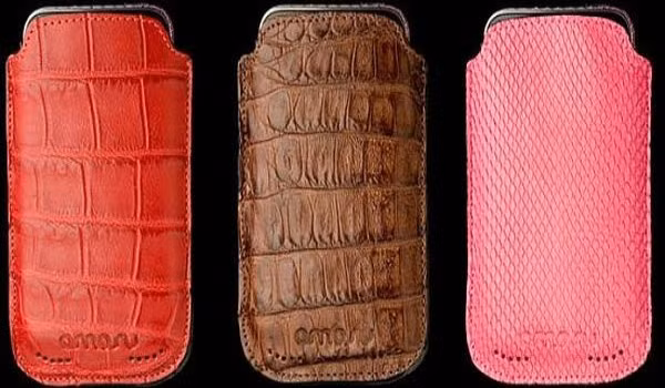 Amosu Crocodile & Python Leather iPhone 4 Giá: 938 USD Chiếc vỏ này được là bởi nhà sản xuất phụ kiện sang trọng hàng đầu thế giới Amosu. Chúng đều được làm bằng tay và từ những chất liệu độc đáo như da trăn và da cá sấu. Ngoài ra, để đảm bảo tính độc quyền, Amosu còn cung cấp dịch vụ khắc tên hoặc biểu tượng của khách hàng lên vỏ bao hoặc lựa chọn vàng hay kim cương để gắn lên vỏ bao. Amosu Crocodile & Python Leather iPhone 4 Giá: 938 USD Chiếc vỏ này được là bởi nhà sản xuất phụ kiện sang trọng hàng đầu thế giới Amosu. Chúng đều được làm bằng tay và từ những chất liệu độc đáo như da trăn và da cá sấu. Ngoài ra, để đảm bảo tính độc quyền, Amosu còn cung cấp dịch vụ khắc tên hoặc biểu tượng của khách hàng lên vỏ bao hoặc lựa chọn vàng hay kim cương để gắn lên vỏ bao.