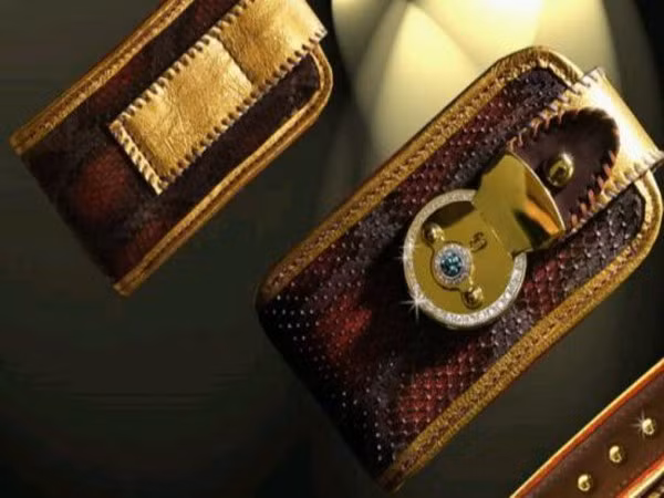 iPhone wallet Giá: 99.500 USD Bao đựng iPhone này được làm từ bốn loại da khác nhau: da trăn màu đỏ thẫm, da nubuck hồng, tím và vàng. Không chỉ thế, nó còn được đính thêm 25 viên kim cương 18 carat, khóa trước được làm từ 46g vàng 22 carat cùng một viên đá quý sapphire. Ngoài ra, người mua có thê yêu cầu các loại đá quý khác theo sở thích riêng của mình. iPhone wallet Giá: 99.500 USD Bao đựng iPhone này được làm từ bốn loại da khác nhau: da trăn màu đỏ thẫm, da nubuck hồng, tím và vàng. Không chỉ thế, nó còn được đính thêm 25 viên kim cương 18 carat, khóa trước được làm từ 46g vàng 22 carat cùng một viên đá quý sapphire. Ngoài ra, người mua có thê yêu cầu các loại đá quý khác theo sở thích riêng của mình.