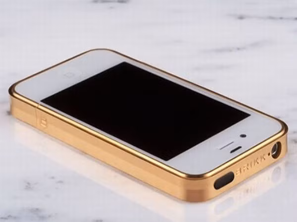 Trim Couture ‘Gold’ Giá: 100.000 USD Chiếc vỏ bao được làm trực tiếp từ một mảnh kim loại titanium quý hiếm. Ngoài ra, nó còn được đính thêm 6 carat kim cương cùng với một hệ thống đệm silicon và một cơ chế tự khóa giúp giữ iPhone 4. Trim Couture ‘Gold’ Giá: 100.000 USD Chiếc vỏ bao được làm trực tiếp từ một mảnh kim loại titanium quý hiếm. Ngoài ra, nó còn được đính thêm 6 carat kim cương cùng với một hệ thống đệm silicon và một cơ chế tự khóa giúp giữ iPhone 4.