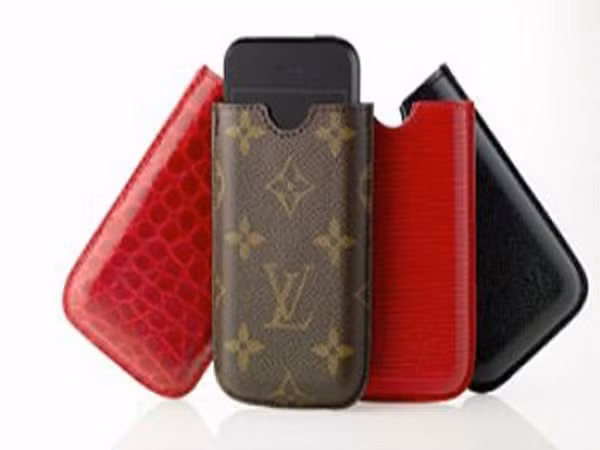 Louis Vuitton Luxury iPhone Giá: 290 USD Hãng thời trang cao cấp Louis Vuitton đã không còn xa lạ gì với người yêu thời trang trên khắp thế giới. Hãng cũng đã cho ra đời bộ sưu tập chiếc vỏ iPhone sang trong gồm bốn chiếc được làm từ những chất liệu khác nhau: vải canvas, da taiga, da epi và da cá sấu. Louis Vuitton Luxury iPhone Giá: 290 USD Hãng thời trang cao cấp Louis Vuitton đã không còn xa lạ gì với người yêu thời trang trên khắp thế giới. Hãng cũng đã cho ra đời bộ sưu tập chiếc vỏ iPhone sang trong gồm bốn chiếc được làm từ những chất liệu khác nhau: vải canvas, da taiga, da epi và da cá sấu.