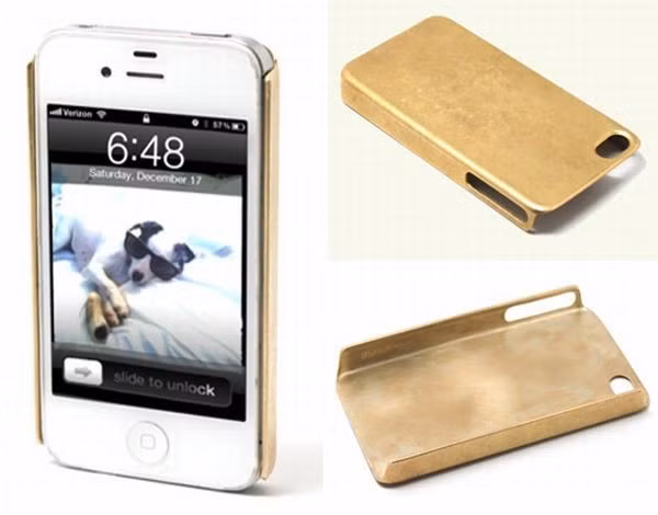 Solid Gold iPhone Giá: 10.000 USD Chiếc vỏ được thiết kế và sản xuất bởi người tạo ra phụ kiện sang trọng Miansai. Solid Gold iPhone được làm hoàn toàn bằng thủ công từ vàng rắn 14 carat. Khách hàng cũng có thể lựa chọn giữa vàng hoặc vàng hồng để làm vỏ. Ngoài ra, mỗi chiếc vỏ được khắc số riêng nhằm đảm bảo tính độc quyền. Solid Gold iPhone Giá: 10.000 USD Chiếc vỏ được thiết kế và sản xuất bởi người tạo ra phụ kiện sang trọng Miansai. Solid Gold iPhone được làm hoàn toàn bằng thủ công từ vàng rắn 14 carat. Khách hàng cũng có thể lựa chọn giữa vàng hoặc vàng hồng để làm vỏ. Ngoài ra, mỗi chiếc vỏ được khắc số riêng nhằm đảm bảo tính độc quyền.
