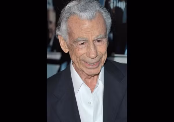 4. Kirk Kerkorian (94 tuổi) Tổng tài sản: 3,3 tỷ USD Ông trùm casino Kirk Kerkorian vẫn tham gia vào việc kinh doanh dù đã ở tuổi 94. Năm 2009, ông đã đánh cược tất cả vào thiên đường casino City Center trị giá 8,5 tỷ USD. Dự án đầu tư cá nhân lớn nhất Hoa Kỳ, bao phủ Sin City với 3 khách sạn, casino… Hiện giờ, Kerkorian đã thôi giữ chức chủ tịch hội đồng quản trị MGM Resorts International để trở thành cố vấn cấp cao và giám đốc danh dự đầu tiên trên thế giới.