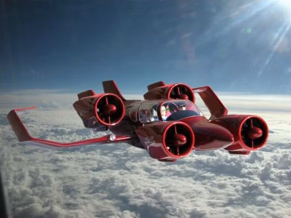 Moller M400 Skycar Giá: xấp xỉ 500.000 USD Chiếc xe M400 Skycar do hãng Moller International (Mỹ) thiết kế gồm 4 chỗ ngồi, có thể bay với tốc độ 576 km/h và quãng đường tối đa mà nó đạt được sau một lần đổ nhiên liệu là 1.200 km. Mặc dù chỉ là chiếc máy bay lai ghép nhưng Skycar vẫn được trang bị 2 chiếc dù như những chiếc máy bay thông thường để phi công và hành khách có thể tiếp đất an toàn trong trường hợp xảy ra sự cố.