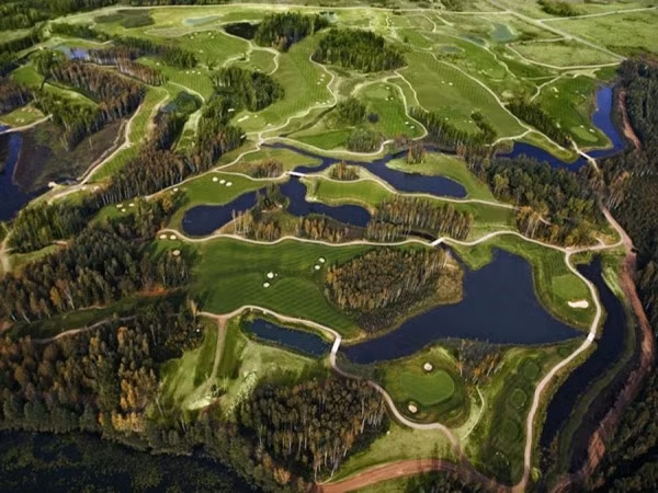 Nirwana Bali Golf Club (Indonesia) Sân golf có nhiều lỗ nằm dọc theo vách đá của Ấn Độ Dương. Nhưng chướng ngại vật khiến Nirwana Bali trở thành một trong những sân golf độc đáo nhất thế giới là những cánh đồng lúa ruộng bậc thang nằm xen kẽ, tạo ra khung cảnh đẹp nên thơ, song cũng là thử thách vô cùng khó khăn cho các tay golf.