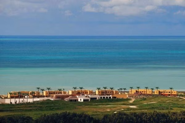 Verdura Golf & Spa Resort (Sicily, Ý) Nằm ở bờ biển phía nam của Sicily, Verdura Golf & Spa Resort là một khu resort sân golf mới thú vị nhất của châu Âu. Sân golf có 18 lỗ, tất cả nép mình giữa những cây oliu và biển Địa Trung Hải xanh trong. Điều đáng nói, Verdura Golf có những đường golf vô cùng độc đáo với những đường gofl ngắn nhất, dài nhất chóp đỉnh… tạo cảm giác thử thách tột cùng cho người chơi.