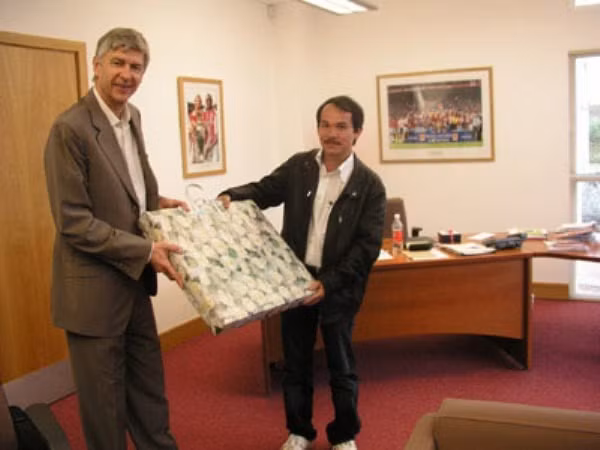Trước đó, Hoàng Anh Gia Lai cũng đã bắt tay với CLB Arsenal xây dựng học viện bóng đá HAGL – Arsenal JMG. Theo Bầu Đức, ông có kế hoạch cho tập đoàn Hoàng Anh Gia Lai mua lại 20% cổ phần của Arsenal và sẽ hiện thực hóa nó trong một vài năm tới.